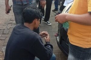 Satu pemuda berinisial F (19) yang diamankan polisi saat melakukan aksi penyerangan di Universitas Muslim Indonesia (UMI) Makassar, Jalan Urip Sumiharjo, Kecamatan Panakkukang, Kota Makassar, Sulsel, Selasa (7/11/2023).(Kompas.com/Reza Rifaldi)