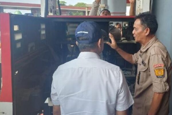 Menteri Perdagangan Zulkifli Hasan melakukan penyegelan 3 dispenser SPBU Pertamina di rest area KM 43 B Jakarta-Cikampek, Teluk Jambe Barat, Karawang, Jawa Barat pada Sabtu, 23 Maret 2024