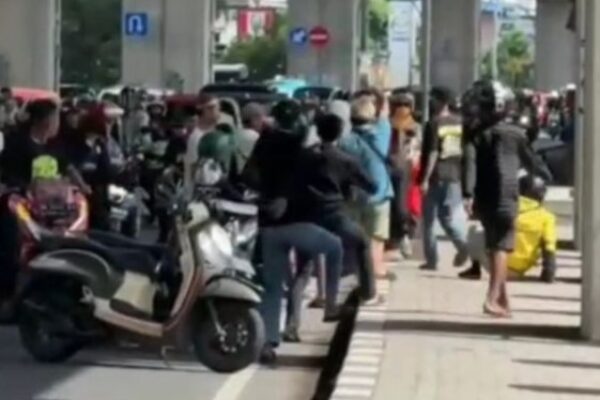 Rombongan pengantar jenazah yang diduga melakukan penganiayaan terhadap seorang pengemudi ojek online di bilangan Jalan A P Pettarani, Kota Makassar, Sulsel, Minggu (31/3/2024).(Instagram/Mahasiswa Makassar)