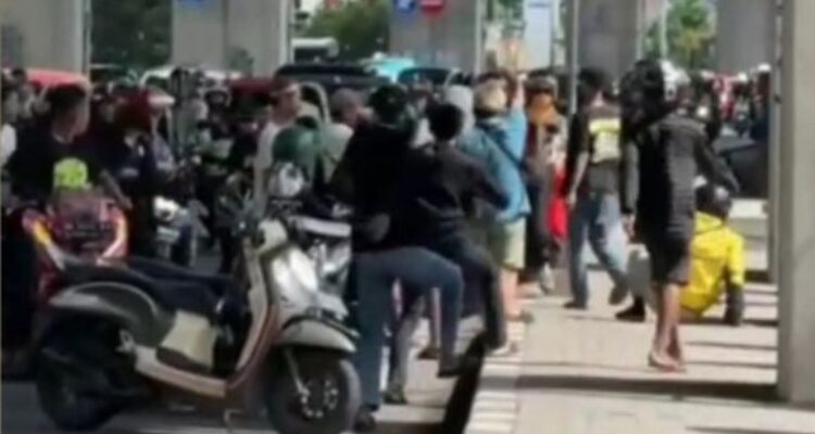Rombongan pengantar jenazah yang diduga melakukan penganiayaan terhadap seorang pengemudi ojek online di bilangan Jalan A P Pettarani, Kota Makassar, Sulsel, Minggu (31/3/2024).(Instagram/Mahasiswa Makassar)