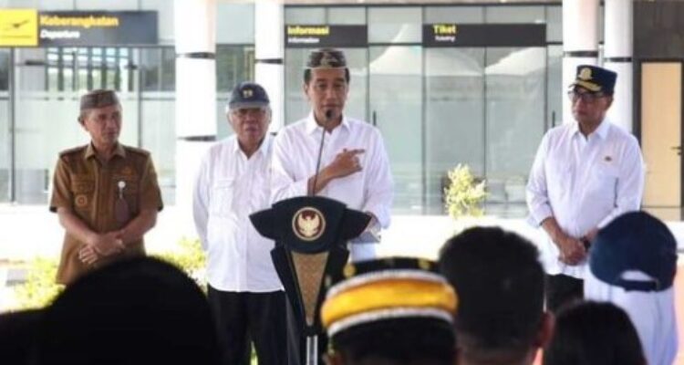 Presiden Republik Indonesia Joko Widodo (Jokowi) memberikan sambutan pada peresmian bandar udara (Bandara) Panua di Desa Imbodu, Kecamatan Randangan, Kabupaten Pohuwato, Senin (22/4/2024).(KOMPAS.COM/NOVA DINAS KOMINFOTIK GORONTALO)