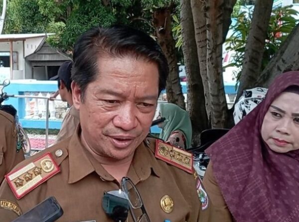 Kadis Kesehatan Sulbar saat diwawancara di halaman Puskesmas Pamboang, Kecamatan Pamboang, Kabupaten Majene, Sulbar (7/5/2024).(KOMPAS.COM/HIMAWAN)