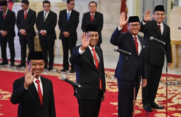 Mereka yang dilantik adalah Supratman Andi Agtas (Menkumham), Bahlil Lahadalia (Menteri ESDM), ⁠Rosan Roeslani (Menteri Investasi), ⁠Angga Raka Prabowo (Wamenkominfo), Dadan Hindayana (Kepala Badan Gizi), Hasan Nasbi (Kepala Kantor Komunikasi Kepresidenan), dan Taruna Ikrar (Kepala BPOM).