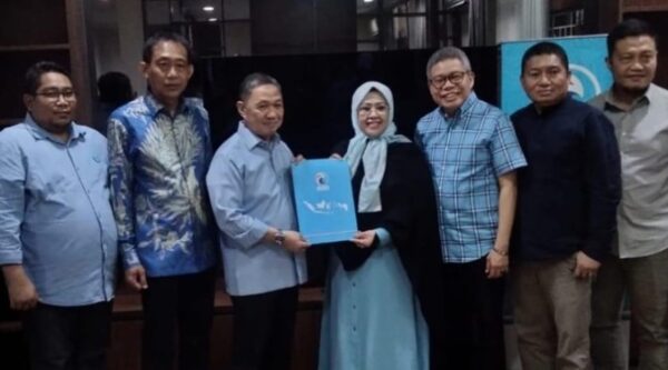 Ketua Umum Gelora Anis Matta (tiga dari kiri) menyerahkan rekomendasi B.1 KWK dari Gelora kepada bakal calon wali kota Parepare Erna Rasyid. (Dok. Istimewa