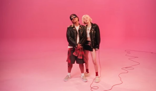 Video klip lagu APT Rose dan Bruno Mars. (Foto: Screenshot YouTube/ROSE)