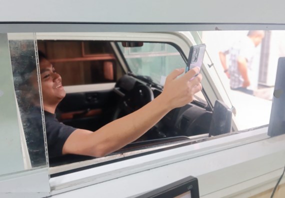 Wajip pajak membayar PKB di Samsat Drive Thru Pettarani Kamis 5 Februari 2026.