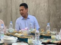 Bupati Wajo Andi Rosman (kiri), Wakil Ketua Komisi IV DPR RI Andi Iwan Darmawan Aras (tengah), dan Wakil Bupati Wajo dr Baso Rahmanuddin (kanan) saat menghadiri acara buka puasa bersama di kediaman pribadi dr Baso Rahmanuddin, Jalan Nusa Indah, Sengkang, Senin (9/3/2026)