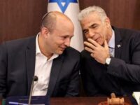 Naftali Bennett dan Yair Lapid berkoalisi untuk menantang Netanyahu di pemilu (Foto: Ronaldo Schemidt/Pool/File Photo)