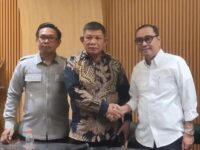 Kadis DLH Gowa, Azhari Azis (kemeja putih) bertemu dengan pemilik lahan di TPA Caddika, Haji Abdul Kadir Daeng Nyampa (baju batik)